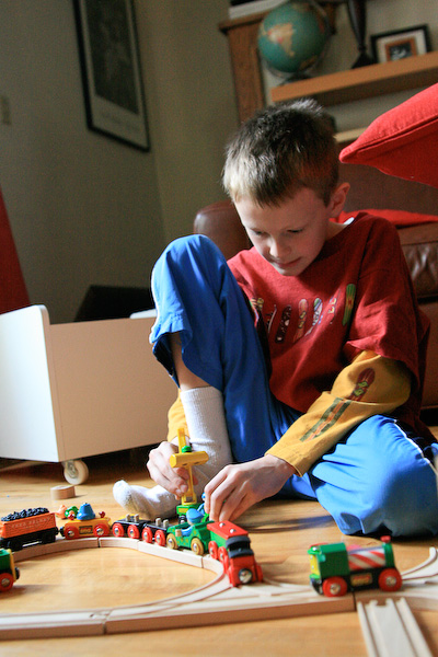 October 25, 2008<nbsp/> @<nbsp/> 13:42<br/><br/>Max checks out the train set