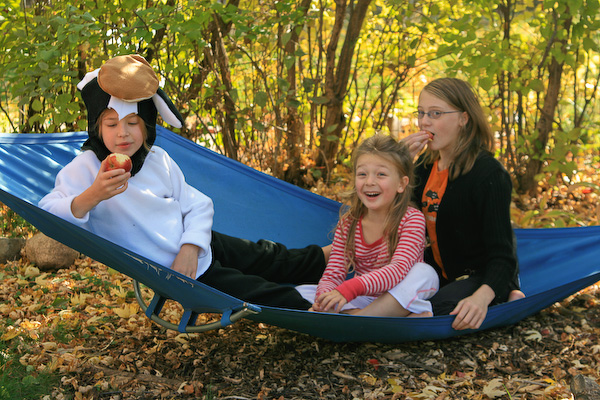 October 25, 2008<nbsp/> @<nbsp/> 14:31<br/><br/>Stella, Daisy and Lucy on the hammock.  It was a pretty nice day!