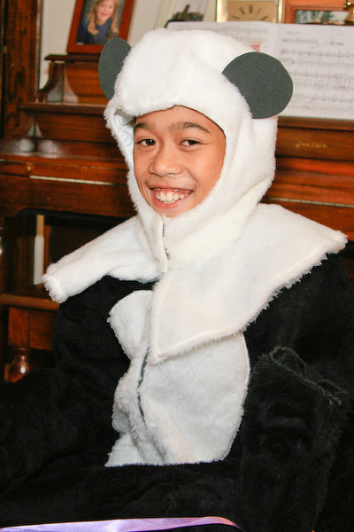 October 25, 2008<nbsp/> @<nbsp/> 14:36<br/><br/>Elias shows off his panda costume.