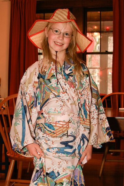 October 26, 2008<nbsp/> @<nbsp/> 15:34<br/><br/>Suzie models her new kimono