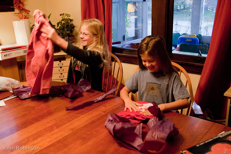 October 20, 2009<nbsp/> @<nbsp/> 07:44<br/><br/>Suzie's 11th: the girls open their gifts