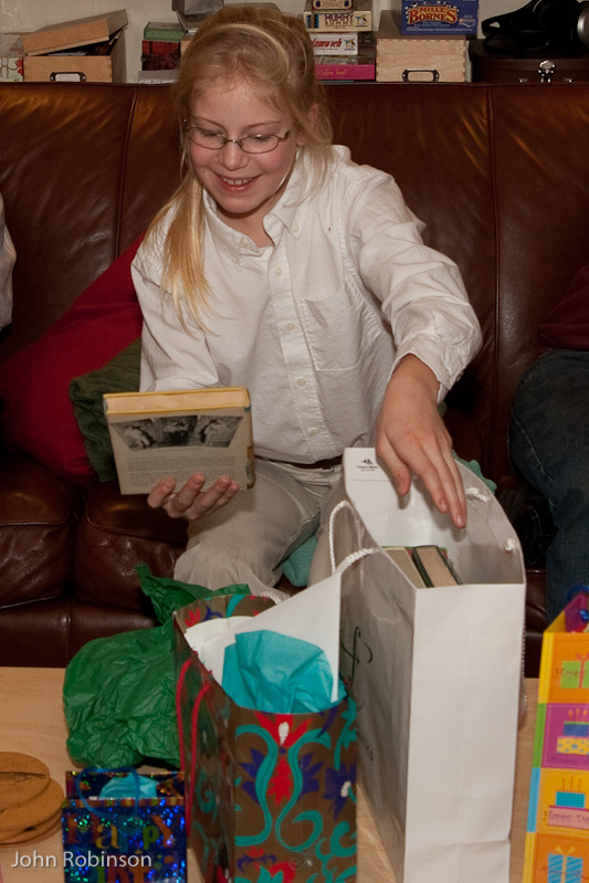 October 25, 2009<nbsp/> @<nbsp/> 13:40<br/><br/>Suzie gets a treasure-trove of books from the Robinson grandparents