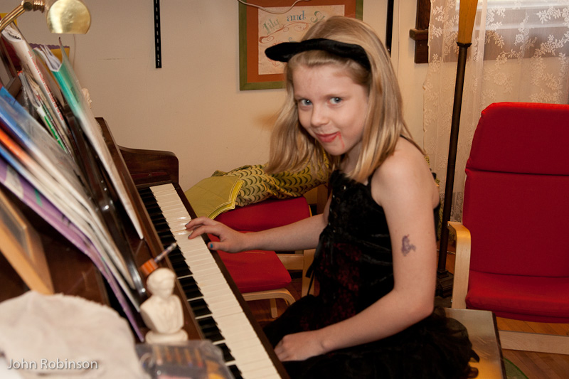 October 31, 2010<nbsp/> @<nbsp/> 14:40<br/><br/>neighbor Elise at the piano