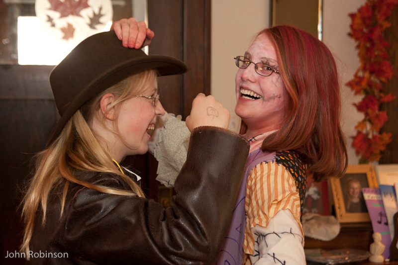 October 31, 2010<nbsp/> @<nbsp/> 15:51<br/><br/>Suzie & Lucy each try to prove that they are the taller of the two